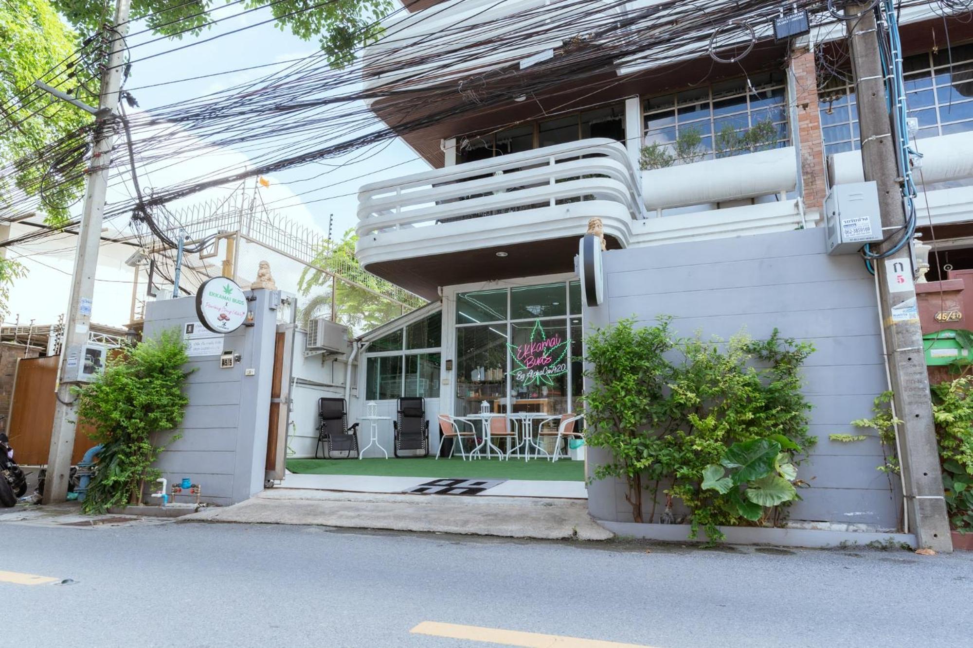 420 Hostel - Ekkamai Buds & Beds Bangkok Exterior photo